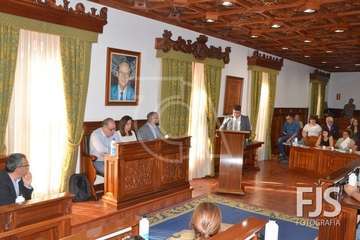 Telde guarda un minuto de silencio por las víctimas de violencia de género y aprueba dos manifiestos (Foto TA Y Francisco Javier Santana)